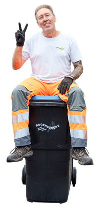 mann sitzt auf muelltonne