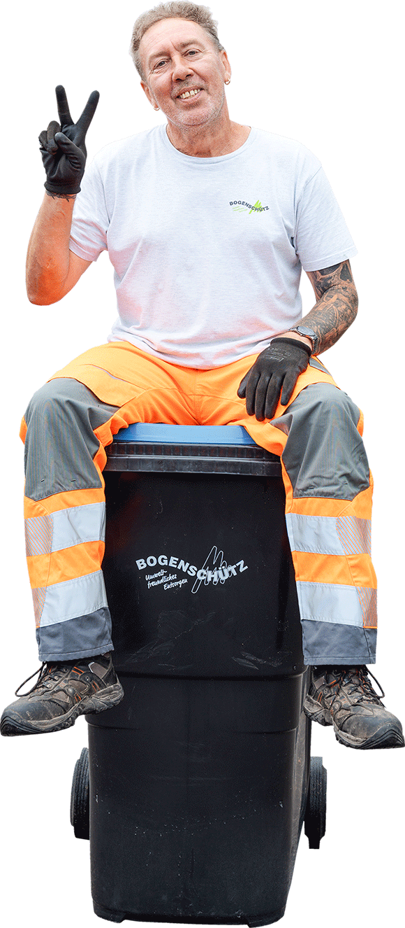 mann sitzt auf muelltonne